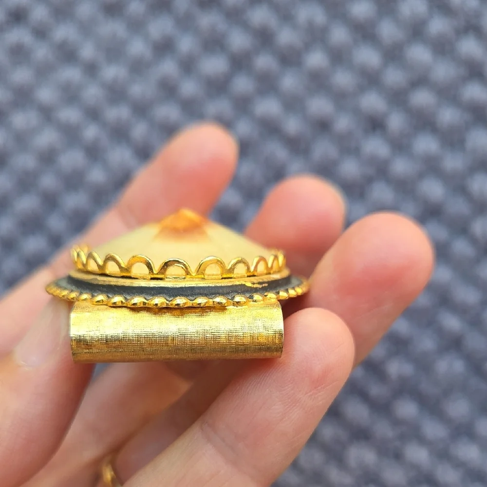 Vintage Limpet Shell Gold Tone and Cream Money Clip